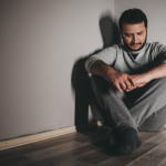 Gustavo Luíz Guilherme Pinto destaca que reconhecer a depressão é um ato de coragem e o primeiro passo para reconstruir o equilíbrio emocional.