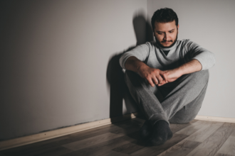 Gustavo Luíz Guilherme Pinto destaca que reconhecer a depressão é um ato de coragem e o primeiro passo para reconstruir o equilíbrio emocional.