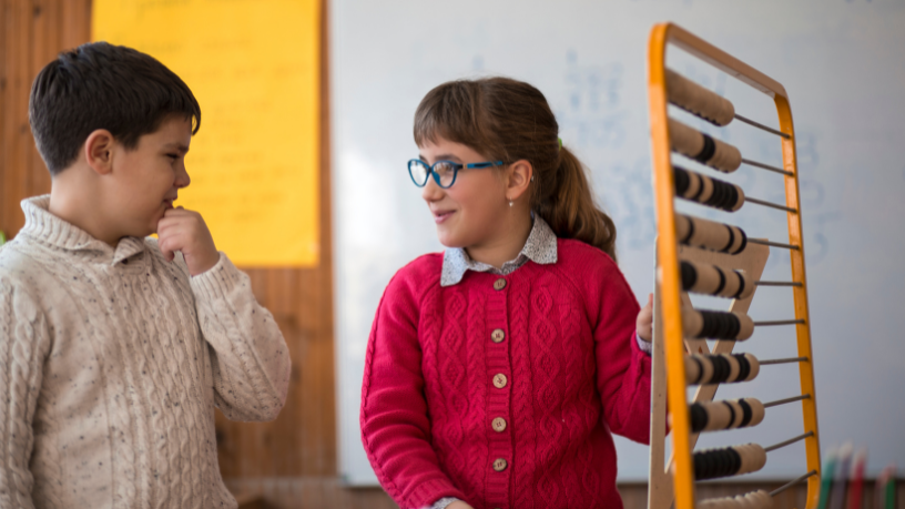 Descubra com Sérgio Bento De Araújo como roteiros e plataformas adaptativas revolucionam o ensino de matemática.