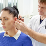 Dr Haeckel Cabral explica como a otoplastia moderna utiliza técnicas menos invasivas para uma recuperação mais tranquila.