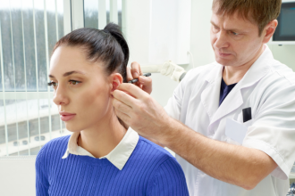 Dr Haeckel Cabral explica como a otoplastia moderna utiliza técnicas menos invasivas para uma recuperação mais tranquila.