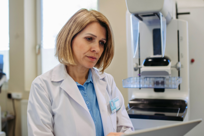 Entenda como a união entre mamografia e inteligência artificial pode transformar a detecção precoce, tema analisado por Vinicius Tadeu Sattin Rodrigues ao destacar avanços sem precedentes na precisão diagnóstica.