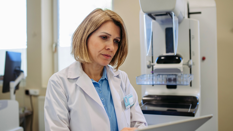 Entenda como a união entre mamografia e inteligência artificial pode transformar a detecção precoce, tema analisado por Vinicius Tadeu Sattin Rodrigues ao destacar avanços sem precedentes na precisão diagnóstica.