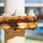 Paulo Roberto Gomes Fernandes analisa como a corrosão sob isolamento em ativos de superfície exige estratégias técnicas de inspeção e priorização por criticidade para reduzir riscos operacionais.