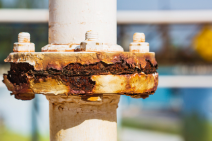 Paulo Roberto Gomes Fernandes analisa como a corrosão sob isolamento em ativos de superfície exige estratégias técnicas de inspeção e priorização por criticidade para reduzir riscos operacionais.