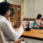 Profissional de saúde realiza atendimento psicológico remoto por videochamada pelo SUS