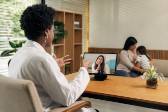 Profissional de saúde realiza atendimento psicológico remoto por videochamada pelo SUS