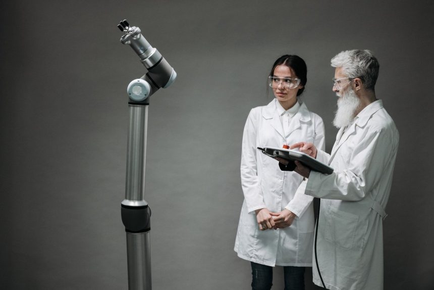 Pesquisadores analisam um sistema robótico em um laboratório de pesquisa médica.