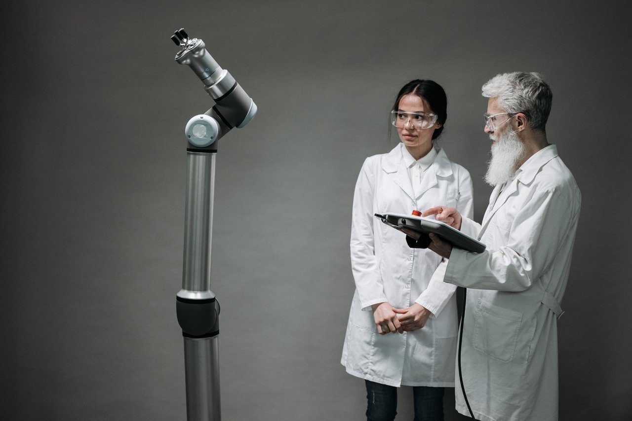 Pesquisadores analisam um sistema robótico em um laboratório de pesquisa médica.